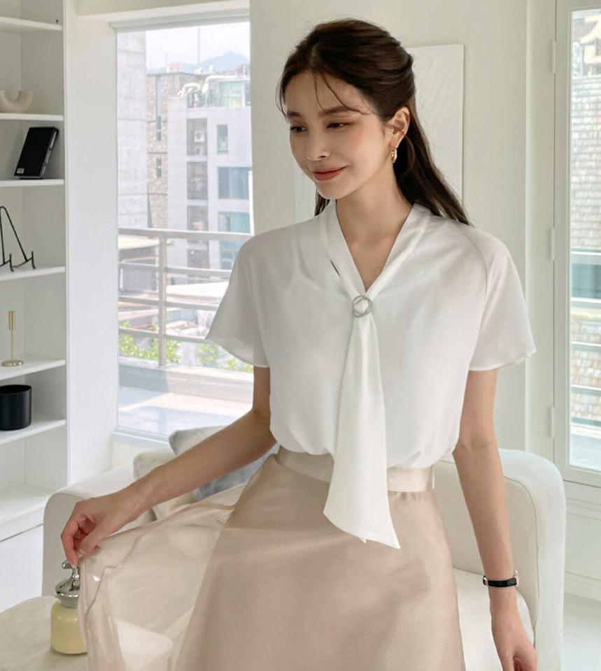 【10%OFF】リング付ボウタイブラウス・全2色・t72578 レディース 【bl】ブラウス トップス 半袖 リング ボウタイ 無地 シンプル オフィスカジュアル ハーフネック きれいめ Vネック 上品 春 夏 フェミニン 大人 白 ホワイト 韓国ファッション ハイホリHIHOLLI セール SALE