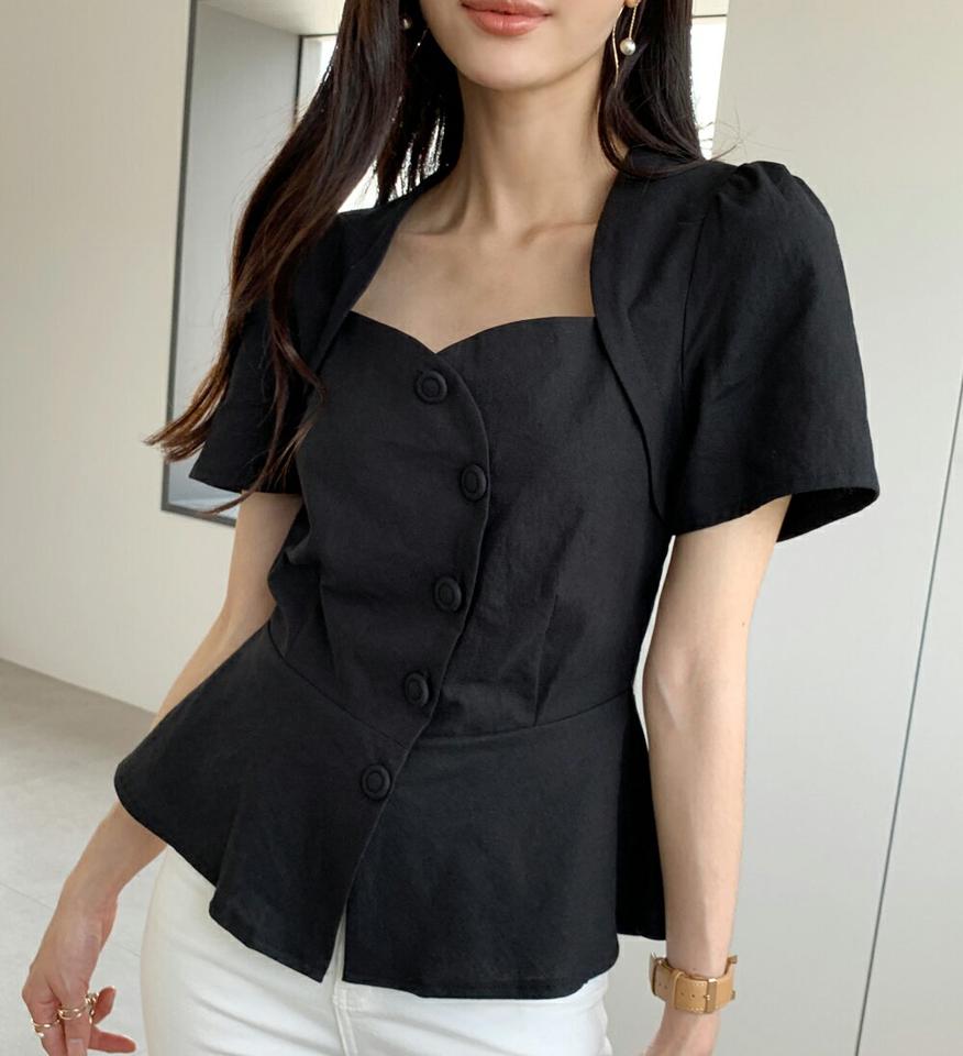リネン混ボタンペプラムブラウス・全4色・b00784 レディース 【bl】ブラウス トップス 半袖 単色 無地 ユニーク ボタン お腹カバー リネン混 ペプラム ダイヤモンドネック 鎖骨 デコルテ パフ袖 春 夏 黒 韓国ファッション ハイホリHIHOLLI