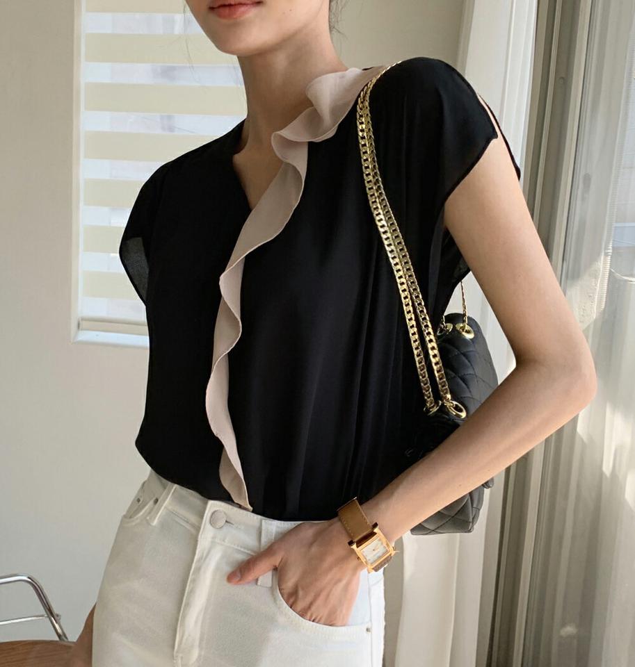 Vネックフリル配色ブラウス・全3色・t00778 レディース 【bl】ブラウス トップス 配色 模様 ユニーク フリル Vネック 鎖骨 デコルテ 半袖 フレンチスリーブ ヘム きれいめ 春 夏 大人 ブラック 黒 上品 韓国ファッション ハイホリHIHOLLI