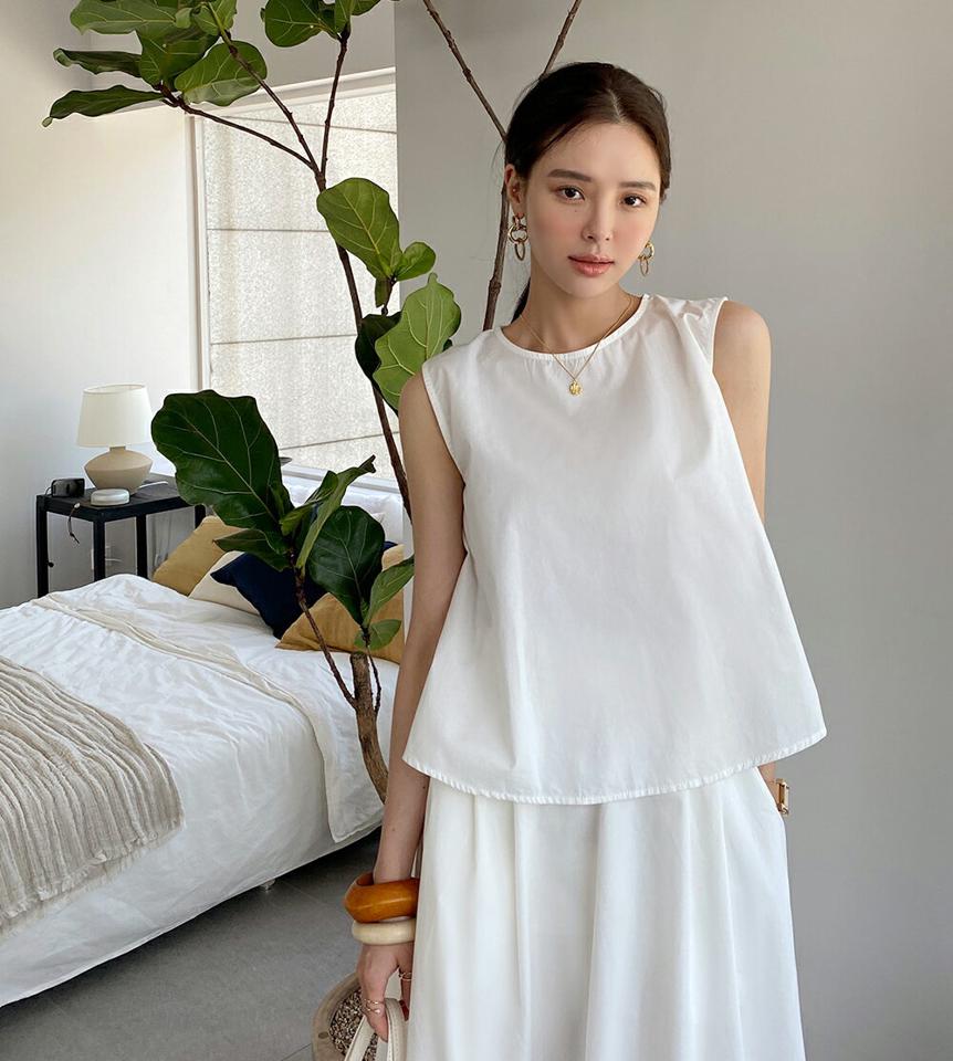 2WAYスリットノースリーブ・全3色・t00795 レディース 【tops】トップス ノースリーブ スリーブレス 単色 無地 シンプル 2WAY 前後着用 Vネック 鎖骨 デコルテ フレア 春 夏 ベーシック 大人 黒 ブラック 韓国ファッション ハイホリHIHOLLI