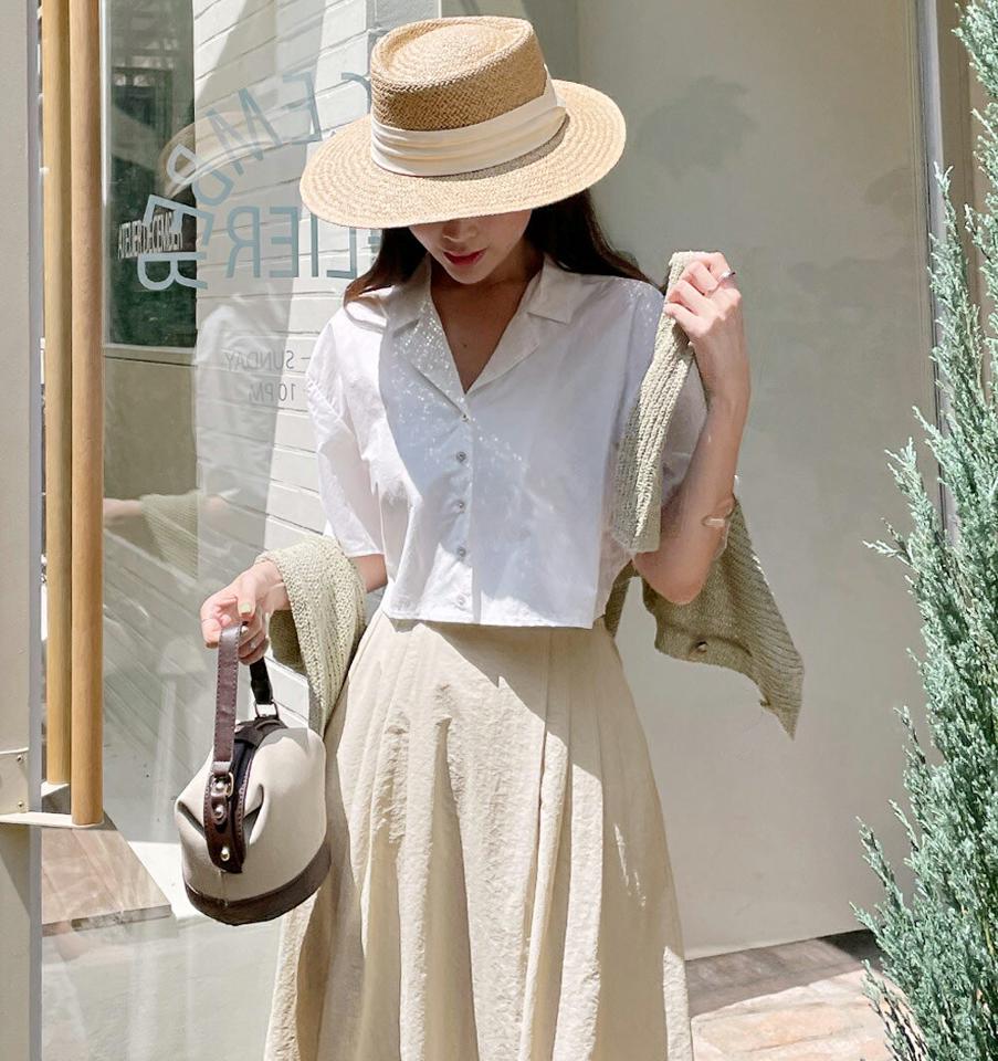 バックリボンクロップドシャツ・全3色・t67936 レディース 【bl】トップス シャツ 半袖 ハーフスリーブ 襟 背中見せ クロップド丈 肌見せ バックシャン りぼん 単色 無地 かわいい 可愛い ユニーク カジュアル 夏 韓国ファッション