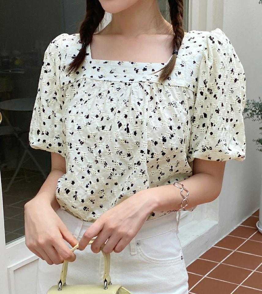 レースリボンパターン刺繍ブラウス・全2色・b67356 レディース 【bl】トップス ブラウス 半袖 パフスリーブ ボリューム袖 刺繍 パンチング りぼん スクエアネック ギャザー フェミニン かわいい 可愛い 花柄 総柄 二の腕カバー 夏 韓国ファッション