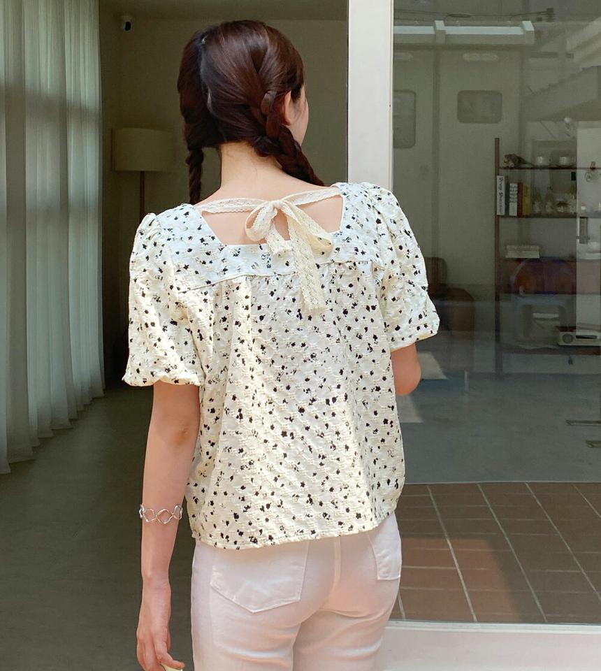 レースリボンパターン刺繍ブラウス・全2色・b67356 レディース 【bl】トップス ブラウス 半袖 パフスリーブ ボリューム袖 刺繍 パンチング りぼん スクエアネック ギャザー フェミニン かわいい 可愛い 花柄 総柄 二の腕カバー 夏 韓国ファッション