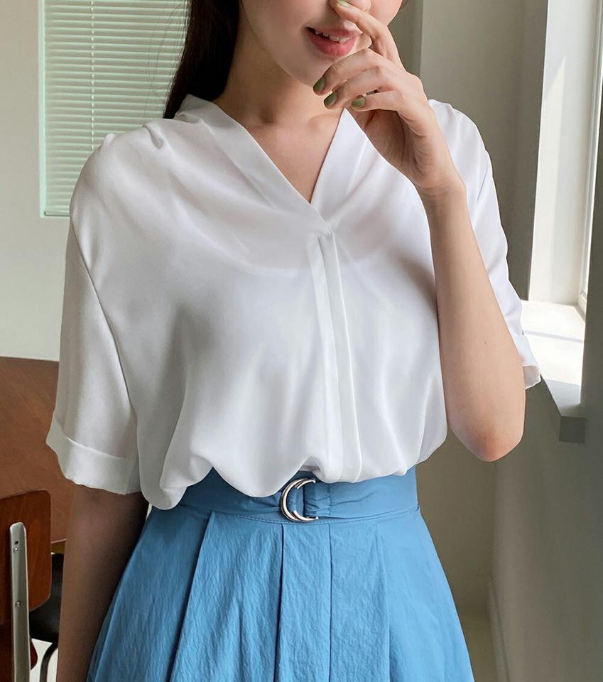 ショルダータックロールアップブラウス・全3色・e67348 レディース 【bl】トップス ブラウス 半袖 ハーフスリーブ タック ロールアップ Vネック フェミニン きれいめ 大人 上品 単色 無地 シンプル オフィスカジュアル 学校行事 夏 韓国ファッション