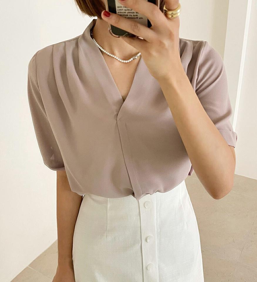 ショルダータックロールアップブラウス・全3色・e67348 レディース 【bl】トップス ブラウス 半袖 ハーフスリーブ タック ロールアップ Vネック フェミニン きれいめ 大人 上品 単色 無地 シンプル オフィスカジュアル 学校行事 夏 韓国ファッション