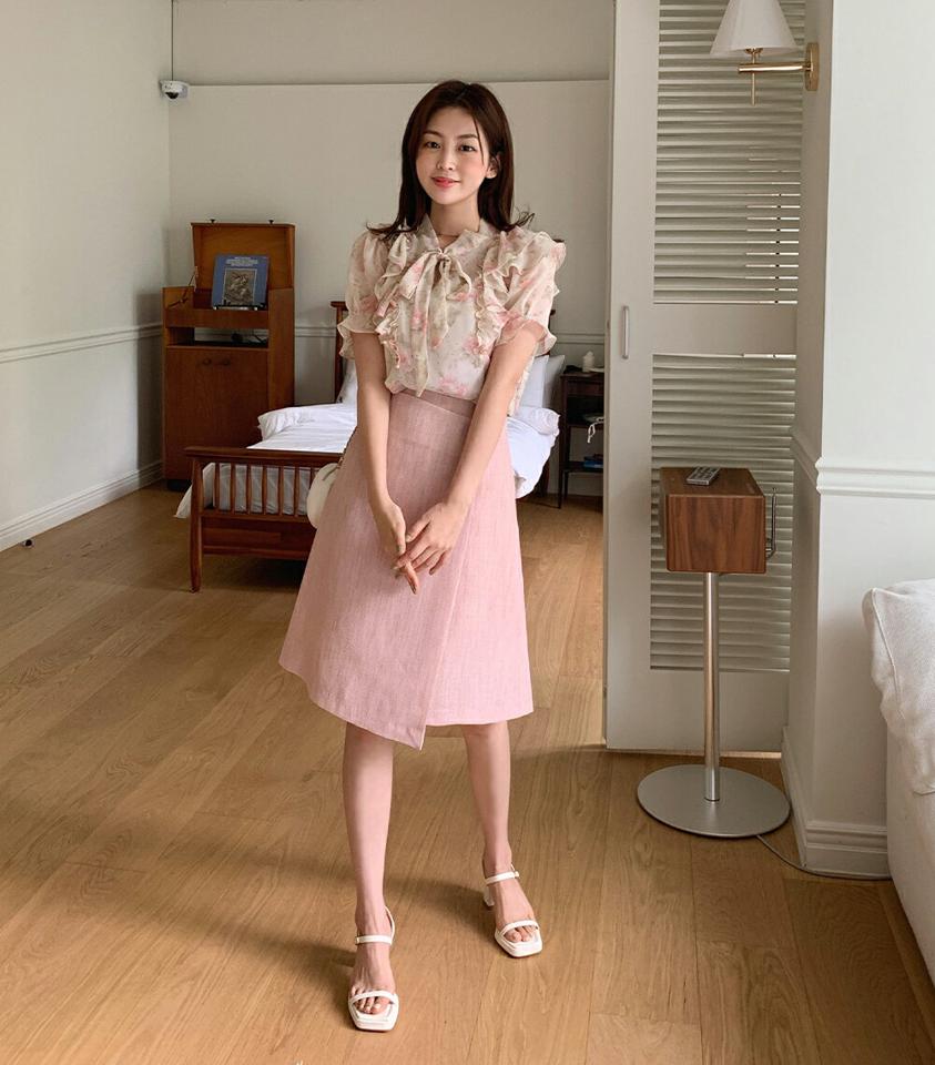 花柄フリルリボンブラウス・全4色・t66882 レディース 【bl】トップス ブラウス 半袖 ハーフスリーブ 二の腕カバー フリル 袖コン フェミニン 大人 かわいい 可愛い 花柄 レトロ ボウタイ 黄色 パステル 透け感 シアー パフ 夏 韓国ファッション