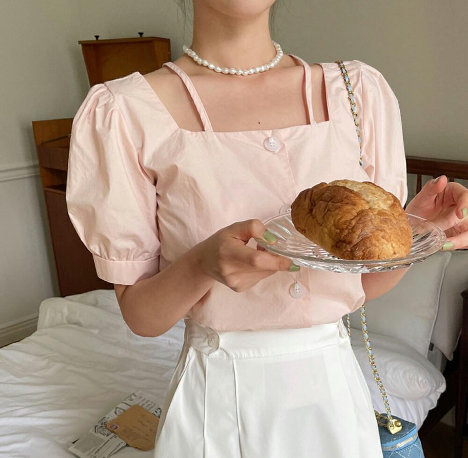 【10%OFF】ストラップスクエアネックブラウス・全3色・t66885 レディース 【bl】トップス ブラウス 半袖 パフスリーブ スクエアネック ストラップ デコルテ 鎖骨 単色 無地 シンプル かわいい ガーリー 夏 韓国ファッション blsセール