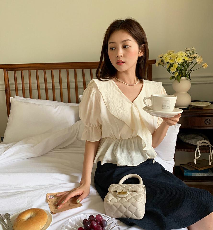 リンクルフリルペプラムブラウス・全3色・t66881 レディース 【bl】トップス ブラウス 半袖 ハーフスリーブ フリル ペプラム お腹カバー リンクル フェミニン Vネック 大人 かわいい クロップド丈 ウエストゴム 単色 夏 韓国ファッション