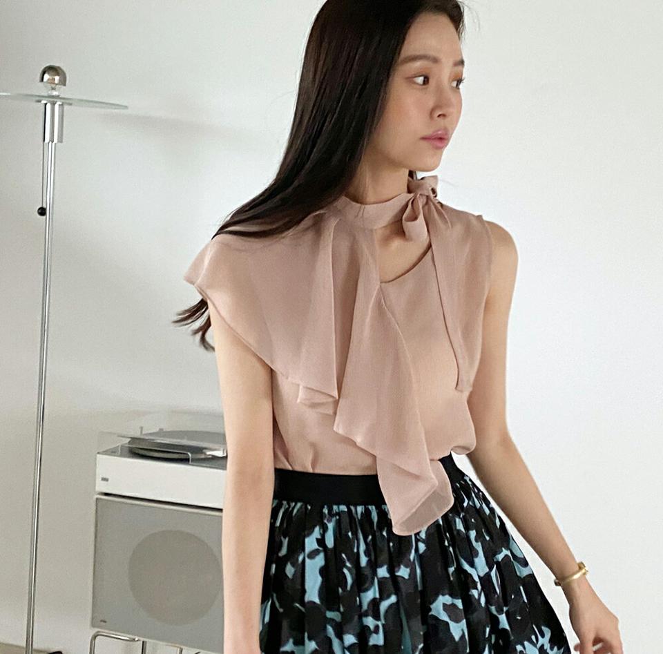 ダイアゴナルラッフルブラウス・全3色・b72337 レディース 【bl】ブラウス トップス ノースリーブ ユニーク 無地 前後着用 ハーフネック シアー 透け感 大人 上品 ラッフル 鎖骨 りぼん 春 夏 フェミニン ピンク 韓国ファッション ハイホリHIHOLLI