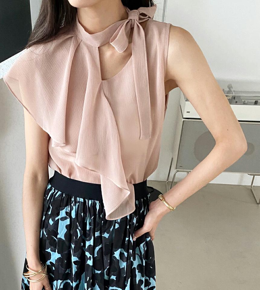 ダイアゴナルラッフルブラウス・全3色・b72337 レディース 【bl】ブラウス トップス ノースリーブ ユニーク 無地 前後着用 ハーフネック シアー 透け感 大人 上品 ラッフル 鎖骨 りぼん 春 夏 フェミニン ピンク 韓国ファッション ハイホリHIHOLLI