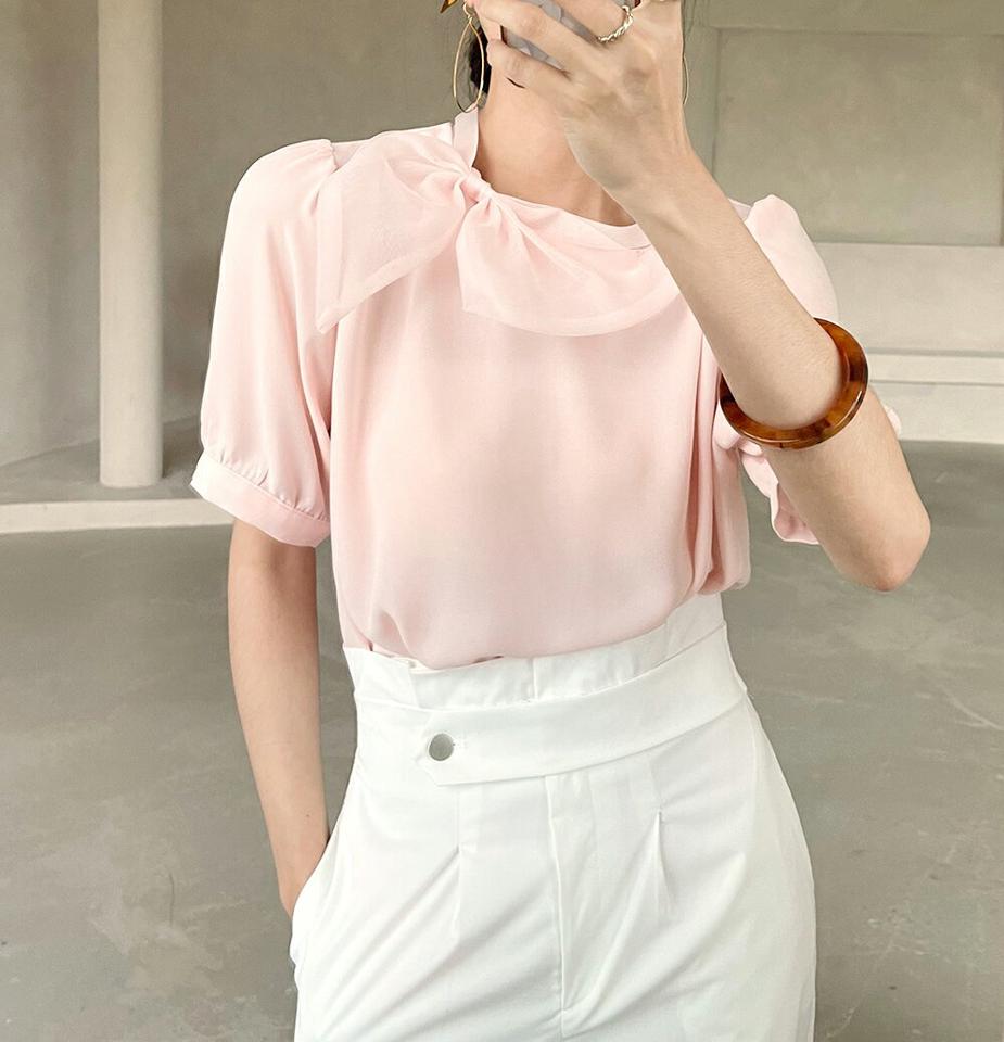 リボンポイントブラウス・全3色・b72341 レディース 【bl】ブラウス トップス 単色 無地 半袖 パステル りぼん リボン パフ袖 パフスリーブ フェミニン オフィスカジュアル 大人 ハーフネック シアー 春 夏 水色 韓国ファッション ハイホリHIHOLLI