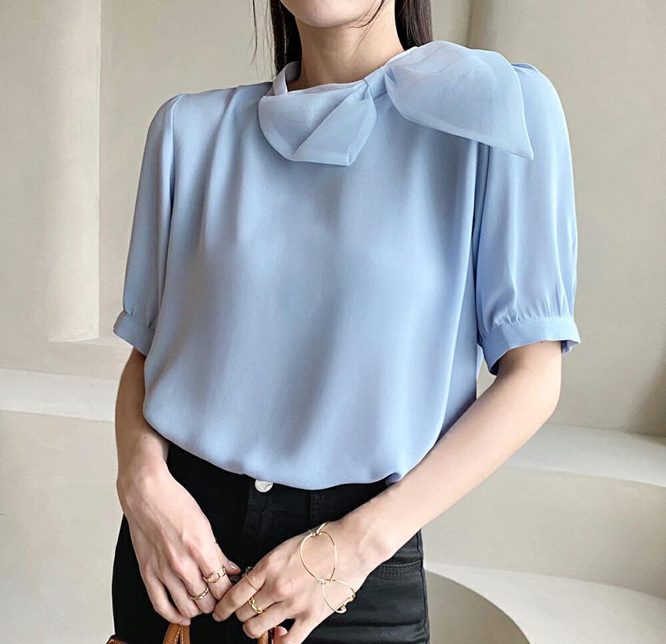 リボンポイントブラウス・全3色・b72341 レディース 【bl】ブラウス トップス 単色 無地 半袖 パステル りぼん リボン パフ袖 パフスリーブ フェミニン オフィスカジュアル 大人 ハーフネック シアー 春 夏 水色 韓国ファッション ハイホリHIHOLLI