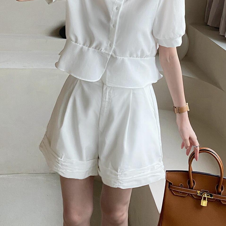 ギャザーロールアップショートパンツ・全2色・b72352 レディース 【pt】パンツ ショート丈 単色 無地 シンプル ギャザー ロールアップ ベーシック Aライン ハイウエスト ベルトループ タック 春 夏 カジュアル 白 韓国ファッション ハイホリHIHOLLI