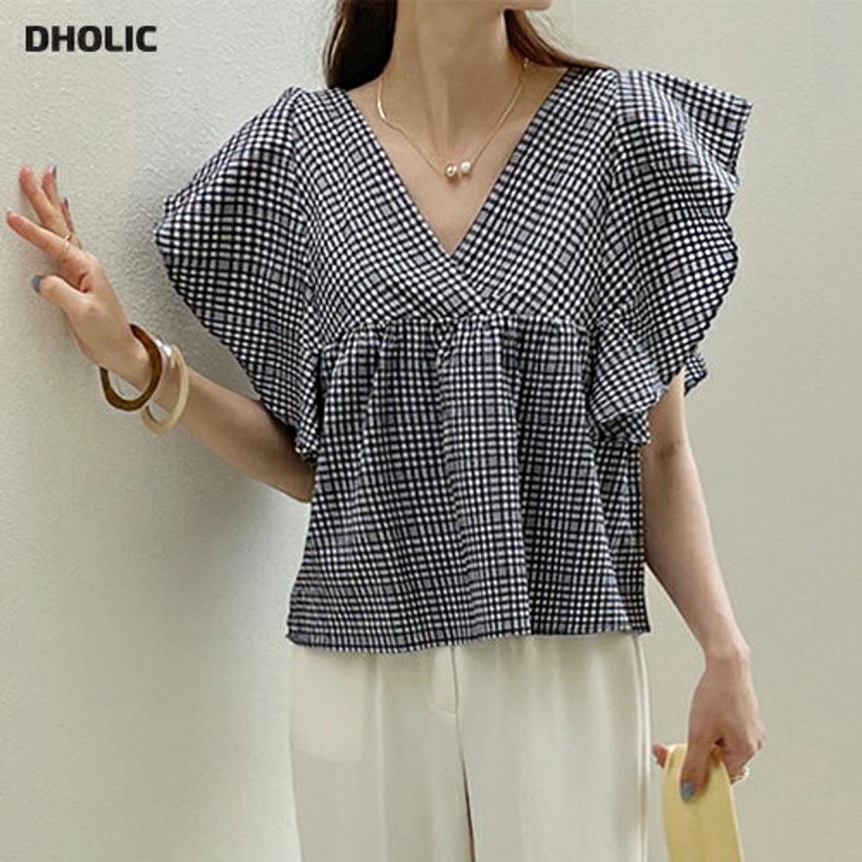 【10%OFF】チェックラッフルコットンブラウス・全2色・b72628 レディース 【bl】ブラウス トップス 半袖 二の腕カバー 体型カバー お腹カバー 柄 模様 チェック Vネック 鎖骨 デコルテ 春 夏 フェミニン 春 夏 フェミニン 黒 韓国ファッション ハイホリHIHOLLI セール SALE