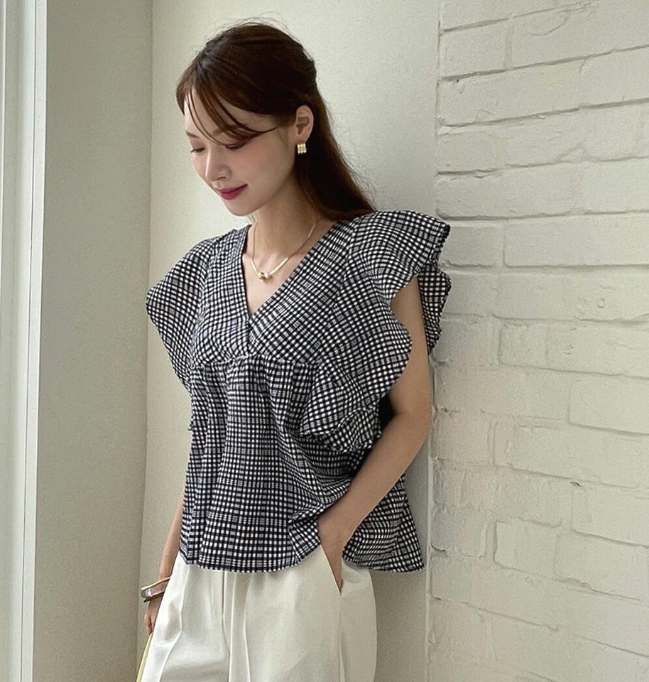 【10%OFF】チェックラッフルコットンブラウス・全2色・b72628 レディース 【bl】ブラウス トップス 半袖 二の腕カバー 体型カバー お腹カバー 柄 模様 チェック Vネック 鎖骨 デコルテ 春 夏 フェミニン 春 夏 フェミニン 黒 韓国ファッション ハイホリHIHOLLI セール SALE