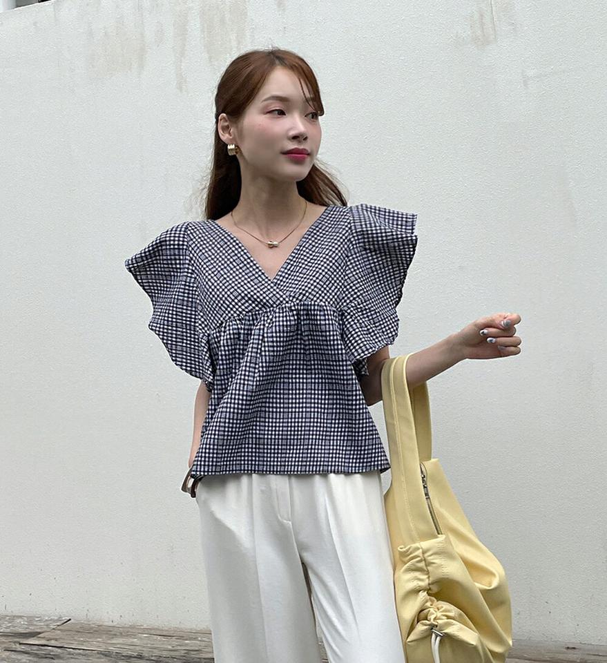 【10%OFF】チェックラッフルコットンブラウス・全2色・b72628 レディース 【bl】ブラウス トップス 半袖 二の腕カバー 体型カバー お腹カバー 柄 模様 チェック Vネック 鎖骨 デコルテ 春 夏 フェミニン 春 夏 フェミニン 黒 韓国ファッション ハイホリHIHOLLI セール SALE