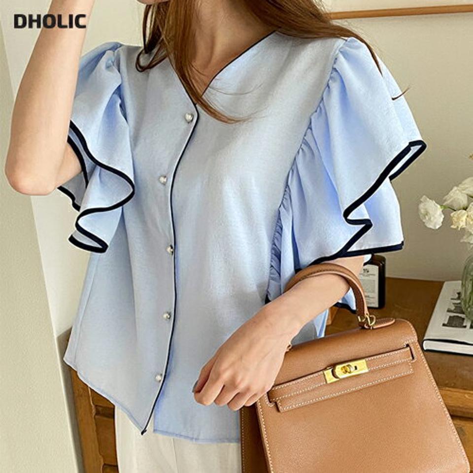 配色ラッフルスリーブブラウス・全2色・t72626 レディース 【bl】ブラウス トップス 半袖 配色 ライン 柄 模様 ボタン 二の腕カバー ラッフル Vネック 鎖骨 デコルテ 体型カバー 春 夏 フェミニン 水色 韓国ファッション ハイホリHIHOLLI