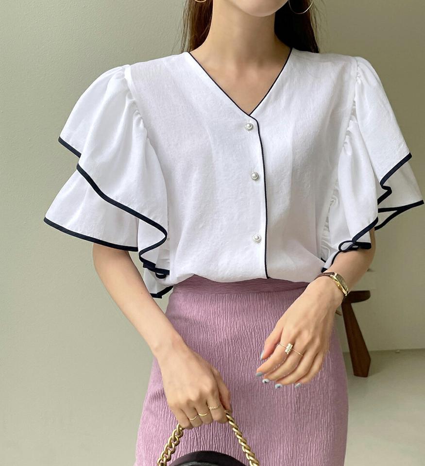 配色ラッフルスリーブブラウス・全2色・t72626 レディース 【bl】ブラウス トップス 半袖 配色 ライン 柄 模様 ボタン 二の腕カバー ラッフル Vネック 鎖骨 デコルテ 体型カバー 春 夏 フェミニン 水色 韓国ファッション ハイホリHIHOLLI