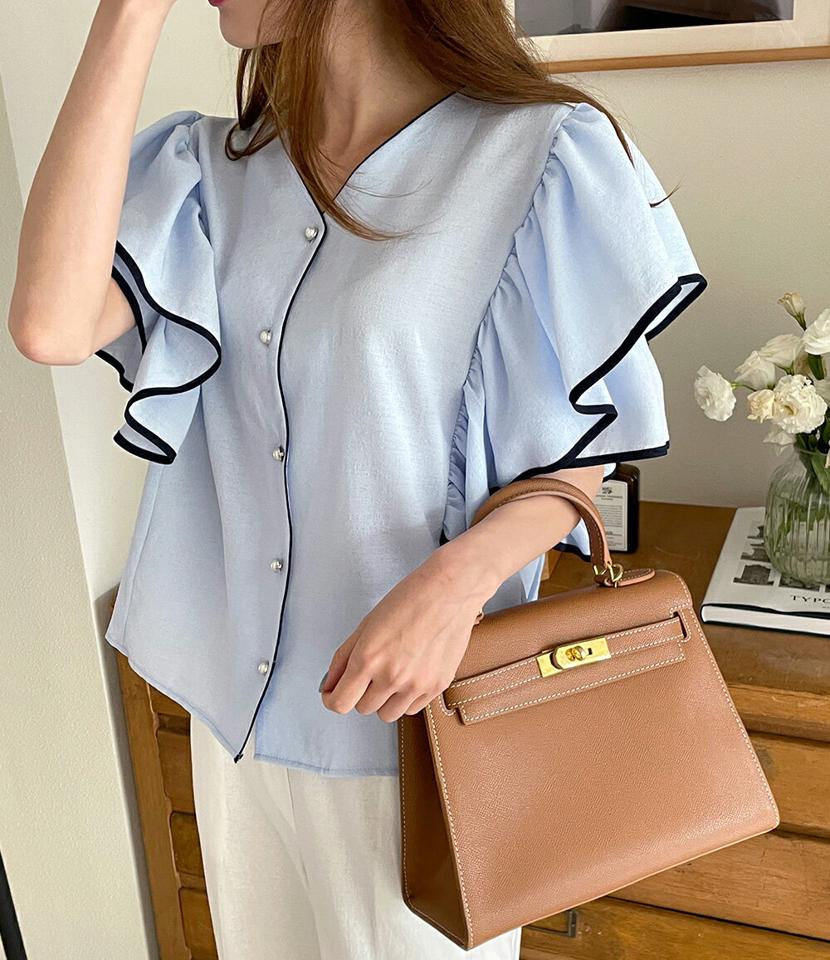 配色ラッフルスリーブブラウス・全2色・t72626 レディース 【bl】ブラウス トップス 半袖 配色 ライン 柄 模様 ボタン 二の腕カバー ラッフル Vネック 鎖骨 デコルテ 体型カバー 春 夏 フェミニン 水色 韓国ファッション ハイホリHIHOLLI