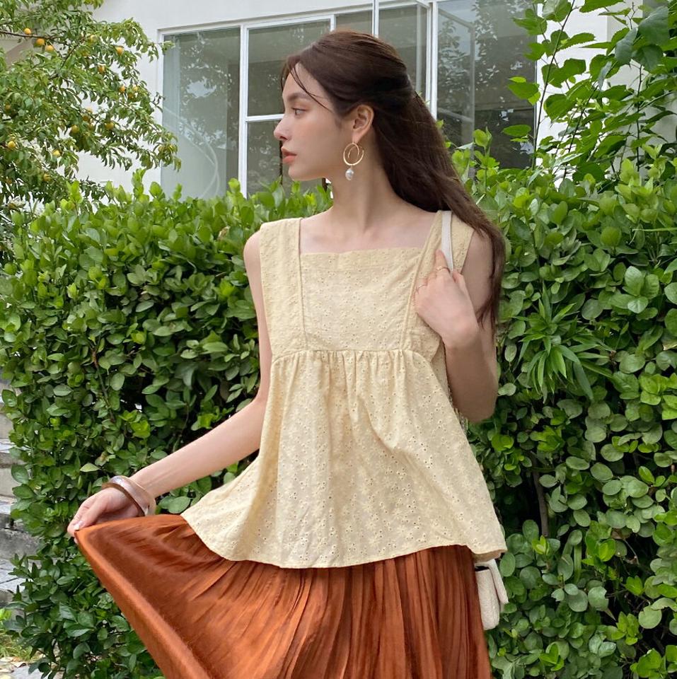 スクエアネックレースノースリーブ・全3色・b72623 レディース 【tops】トップス ノースリーブ スリーブレス 単色 柄 模様 アイレットレース パステル スクエアネック 鎖骨 デコルテ フレア お腹カバー 春 夏 黄色 韓国ファッション ハイホリHIHOLLI