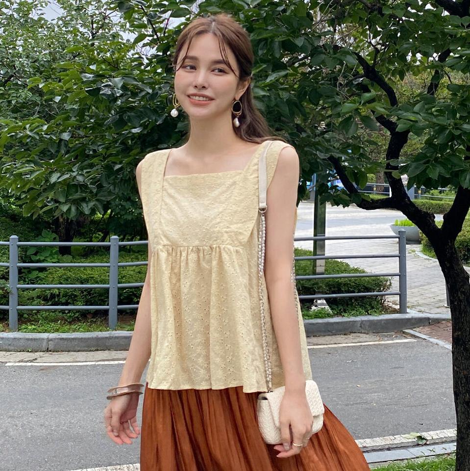 スクエアネックレースノースリーブ・全3色・b72623 レディース 【tops】トップス ノースリーブ スリーブレス 単色 柄 模様 アイレットレース パステル スクエアネック 鎖骨 デコルテ フレア お腹カバー 春 夏 黄色 韓国ファッション ハイホリHIHOLLI