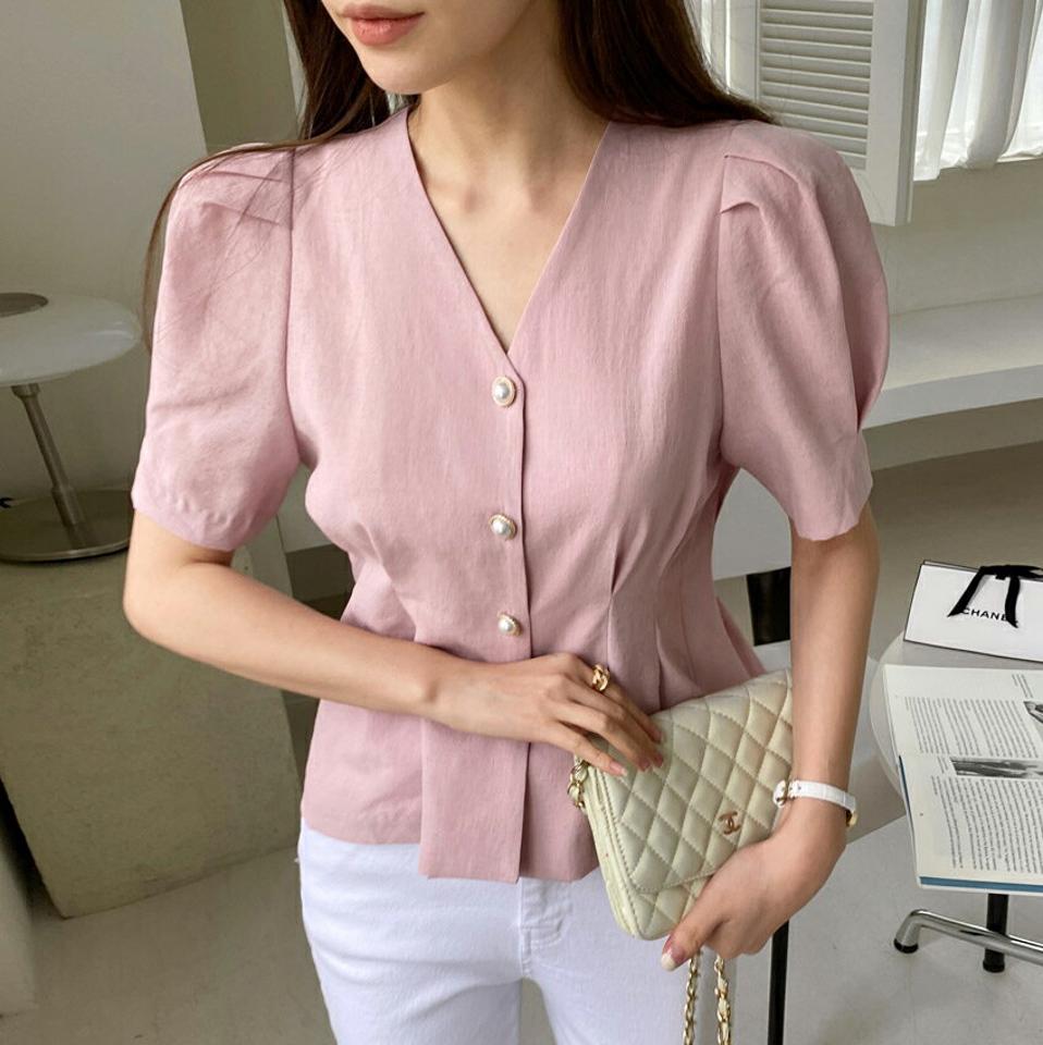 パール調ボタンタックブラウス・全3色・b00825 レディース 【bl】ブラウス トップス 半袖 ボタン Vネック 鎖骨 デコルテ 単色 無地 ボタン パール調 フェイクパール パフ袖 パフスリーブ タック 春 夏 白 ホワイト 韓国ファッション ハイホリHIHOLLI