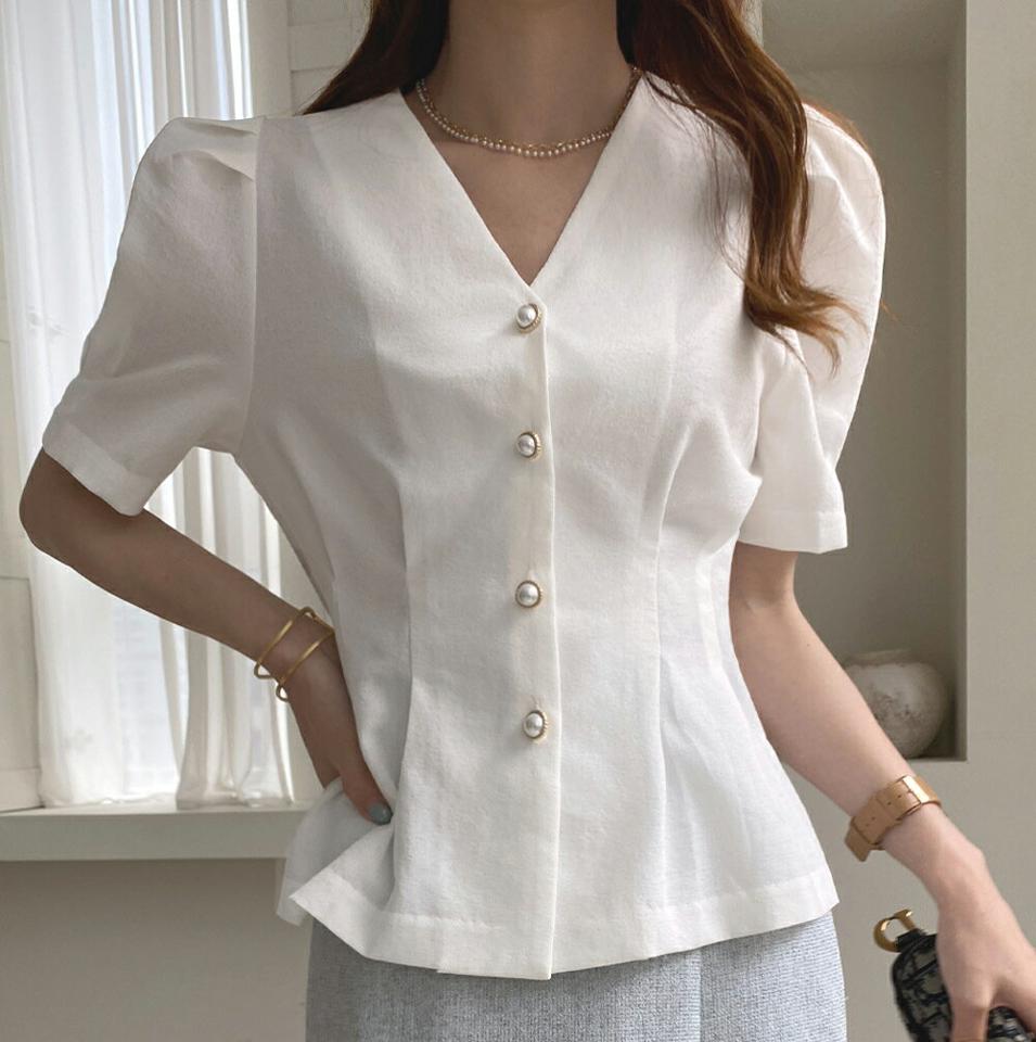 パール調ボタンタックブラウス・全3色・b00825 レディース 【bl】ブラウス トップス 半袖 ボタン Vネック 鎖骨 デコルテ 単色 無地 ボタン パール調 フェイクパール パフ袖 パフスリーブ タック 春 夏 白 ホワイト 韓国ファッション ハイホリHIHOLLI