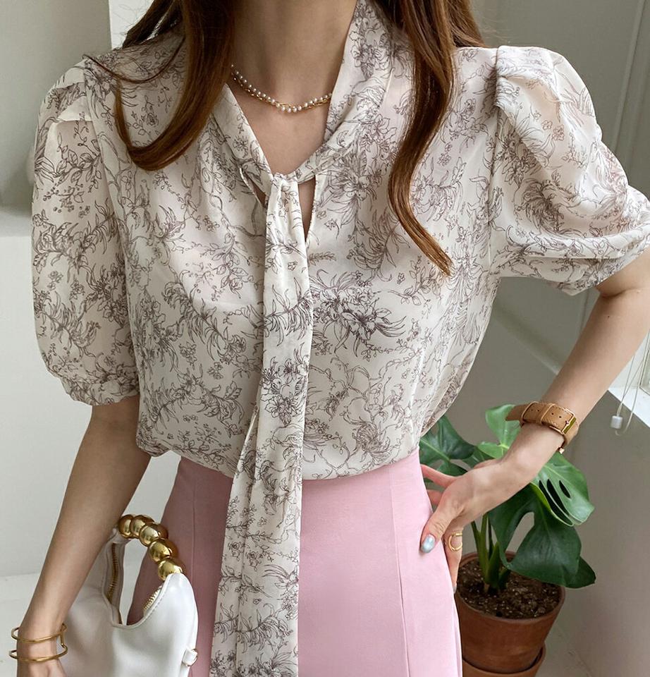 フローラルパターンボウタイブラウス・全2色・t00824 レディース 【bl】ブラウス トップス 半袖 ボウタイ りぼん リボン 柄 模様 花柄 オフィスカジュアル 二の腕カバー 上品 フェミニン 春 夏 白 韓国ファッション ハイホリHIHOLLI