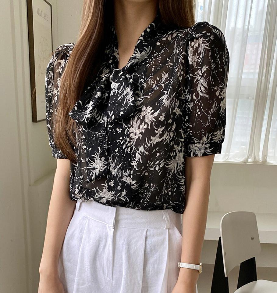 フローラルパターンボウタイブラウス・全2色・t00824 レディース 【bl】ブラウス トップス 半袖 ボウタイ りぼん リボン 柄 模様 花柄 オフィスカジュアル 二の腕カバー 上品 フェミニン 春 夏 白 韓国ファッション ハイホリHIHOLLI