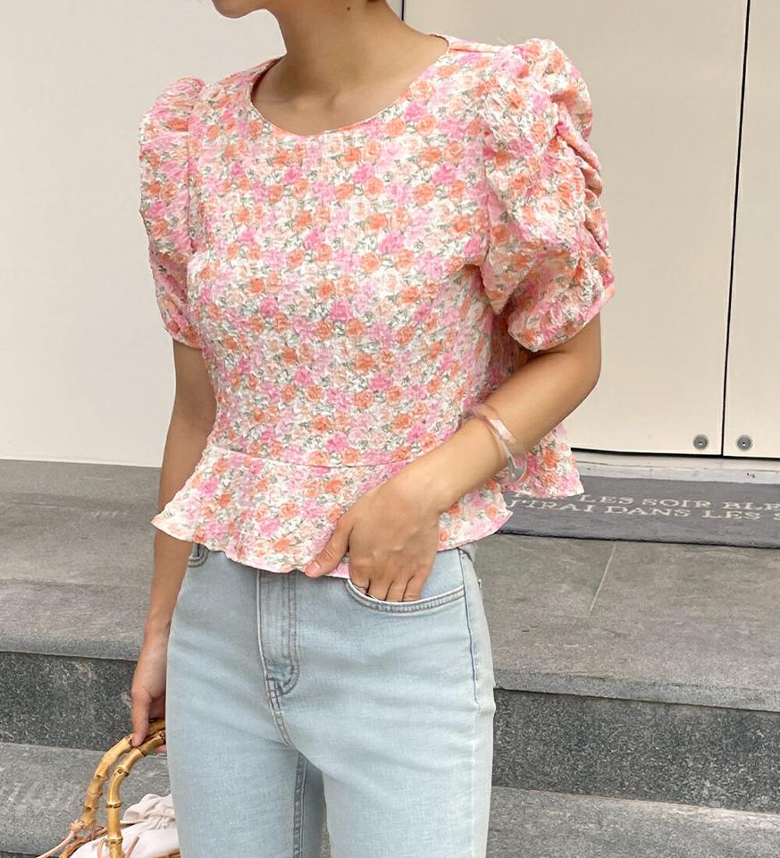 花柄リンクルペプラムブラウス・全2色・t68038 レディース 【bl】トップス ブラウス 半袖 花柄 小花柄 リンクル ペプラムトップス クロップド丈 ガーリー かわいい 可愛い フェミニン エンボス パールボタン ピンク 二の腕カバー 夏 韓国ファッション
