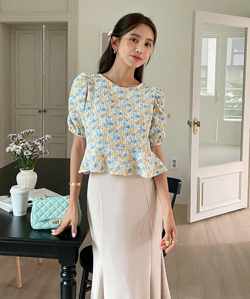 花柄リンクルペプラムブラウス・全2色・t68038 レディース 【bl】トップス ブラウス 半袖 花柄 小花柄 リンクル ペプラムトップス クロップド丈 ガーリー かわいい 可愛い フェミニン エンボス パールボタン ピンク 二の腕カバー 夏 韓国ファッション