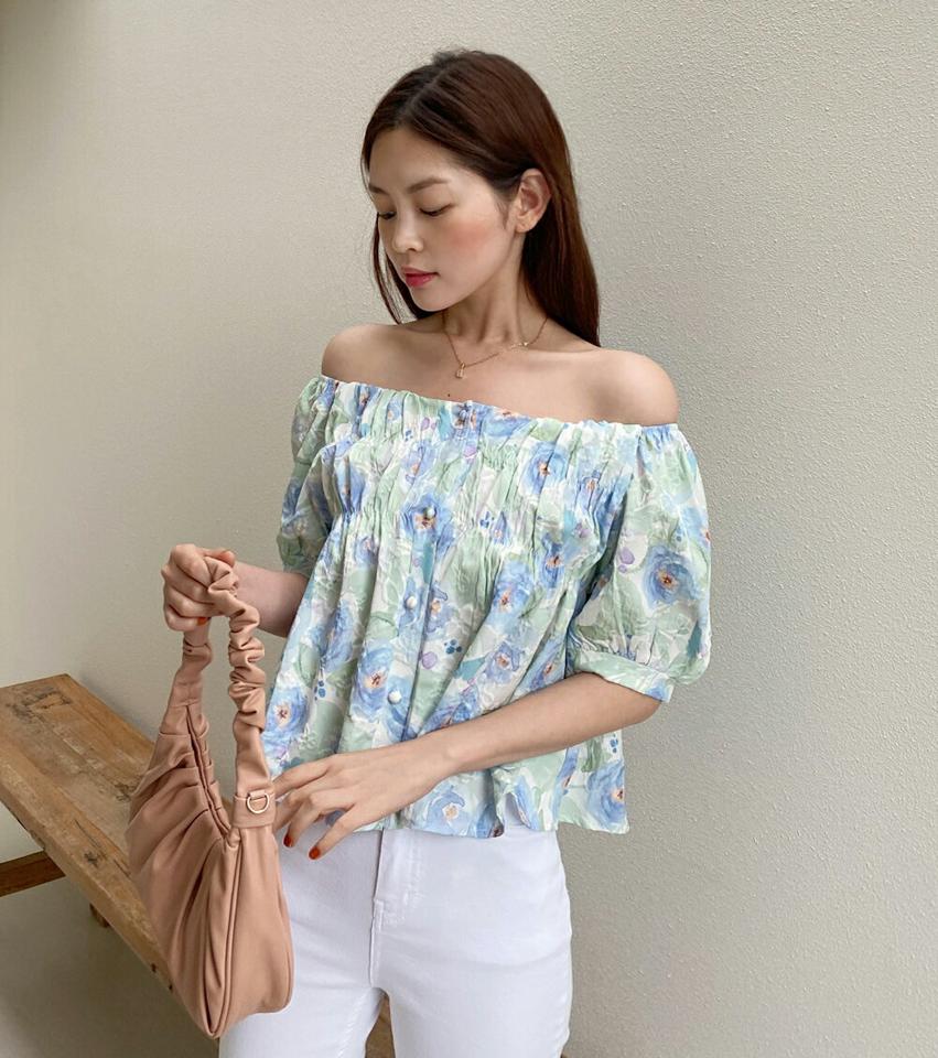 2WAYフローラルブラウス・全2色・b67377 レディース 【bl】トップス ブラウス 半袖 ハーフスリーブ オフショルダー 肩出し 花柄 レトロ パステル ダイアモンドネック デコルテ 鎖骨 くすみボタン パフスリーブ パステル 水色 夏 韓国ファッション