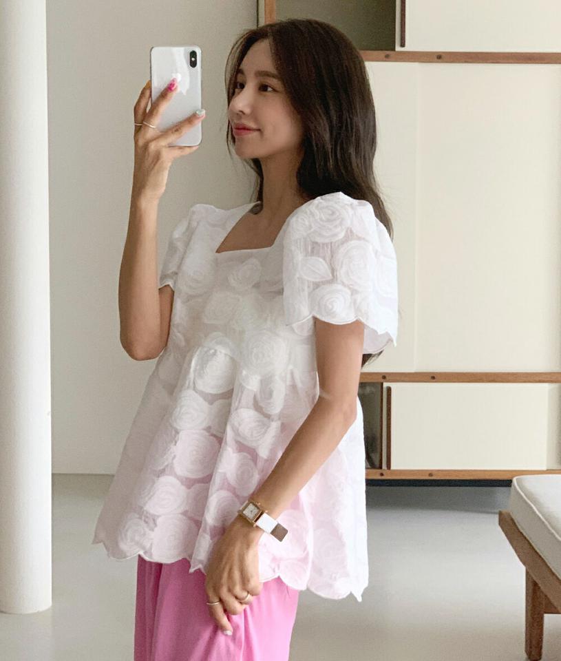 ローズパターンペプラムブラウス・全3色・t67384 レディース 【bl】トップス ブラウス ペプラム 透け感 シアー シースルー 花柄 お腹カバー スクエアネック デコルテ パフスリーブ 二の腕カバー フェミニン ピンク ジャガード 夏 韓国ファッション