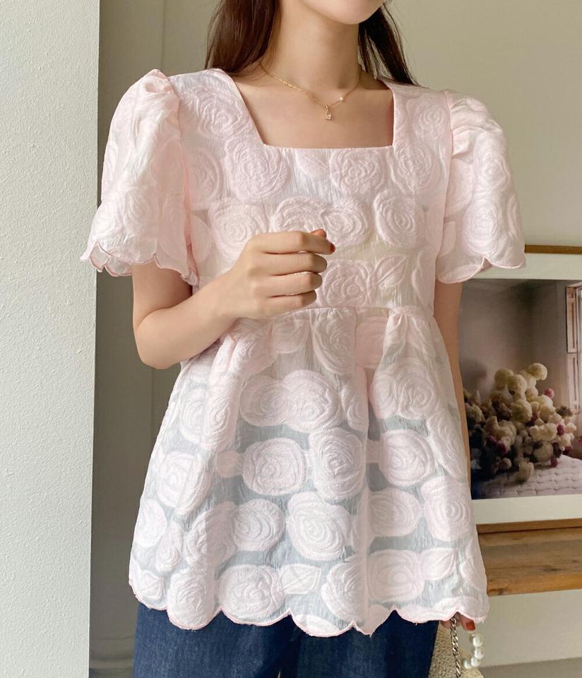ローズパターンペプラムブラウス・全3色・t67384 レディース 【bl】トップス ブラウス ペプラム 透け感 シアー シースルー 花柄 お腹カバー スクエアネック デコルテ パフスリーブ 二の腕カバー フェミニン ピンク ジャガード 夏 韓国ファッション