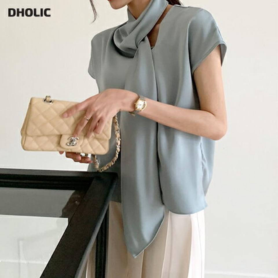 スカーフネックサテンブラウス・全3色・b72380 レディース 【bl】ブラウス トップス パステル 半袖 ユニーク スカーフネック サテン 高級感 ハイネック フレンチスリーブ 春 夏 大人 フェミニン 上品 水色 韓国ファッション ハイホリHIHOLLI