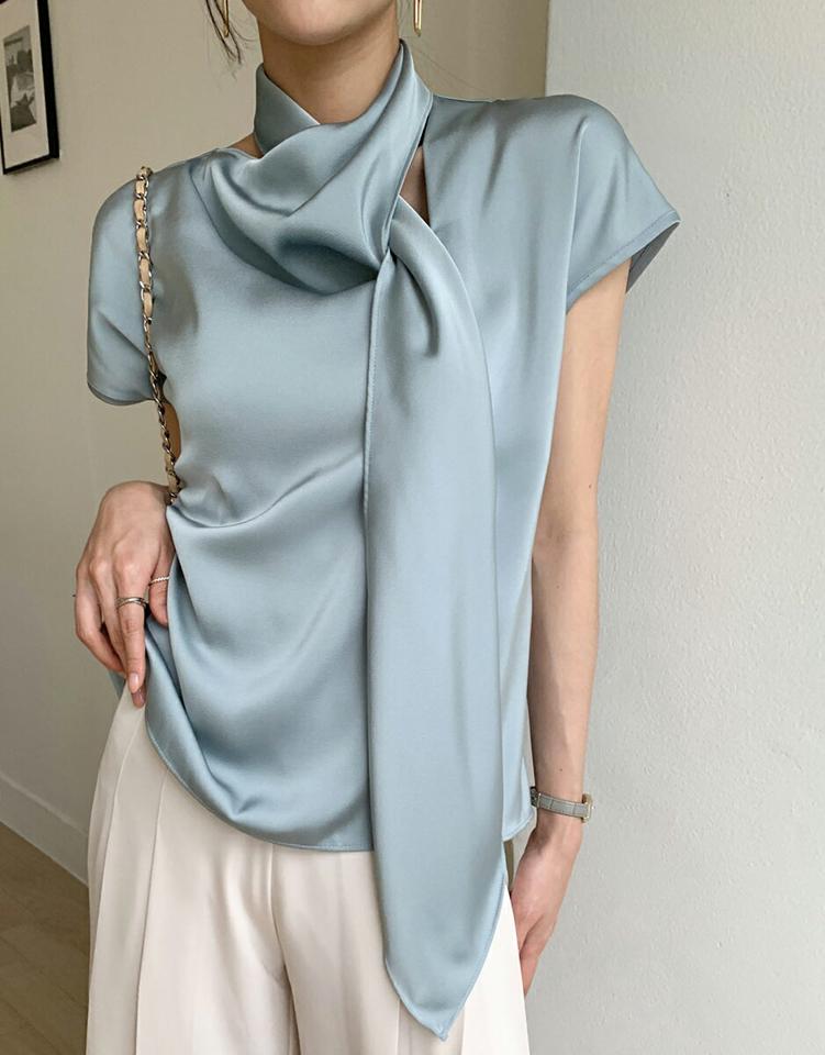 スカーフネックサテンブラウス・全3色・b72380 レディース 【bl】ブラウス トップス パステル 半袖 ユニーク スカーフネック サテン 高級感 ハイネック フレンチスリーブ 春 夏 大人 フェミニン 上品 水色 韓国ファッション ハイホリHIHOLLI