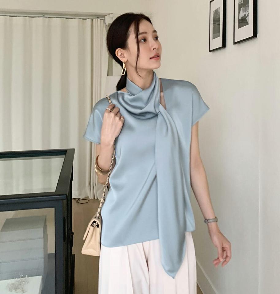 スカーフネックサテンブラウス・全3色・b72380 レディース 【bl】ブラウス トップス パステル 半袖 ユニーク スカーフネック サテン 高級感 ハイネック フレンチスリーブ 春 夏 大人 フェミニン 上品 水色 韓国ファッション ハイホリHIHOLLI