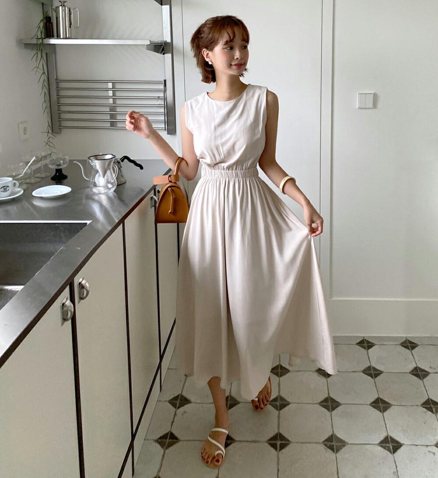 バックスリットノースリワンピース・全2色・t01346 レディース 【ops】ワンピース ロング丈 スリーブレス ノースリーブ バックスリット 背中見せ バックシャン フレア ダーツ 単色 無地 カジュアル ベージュ 夏 人気 韓国ファッション