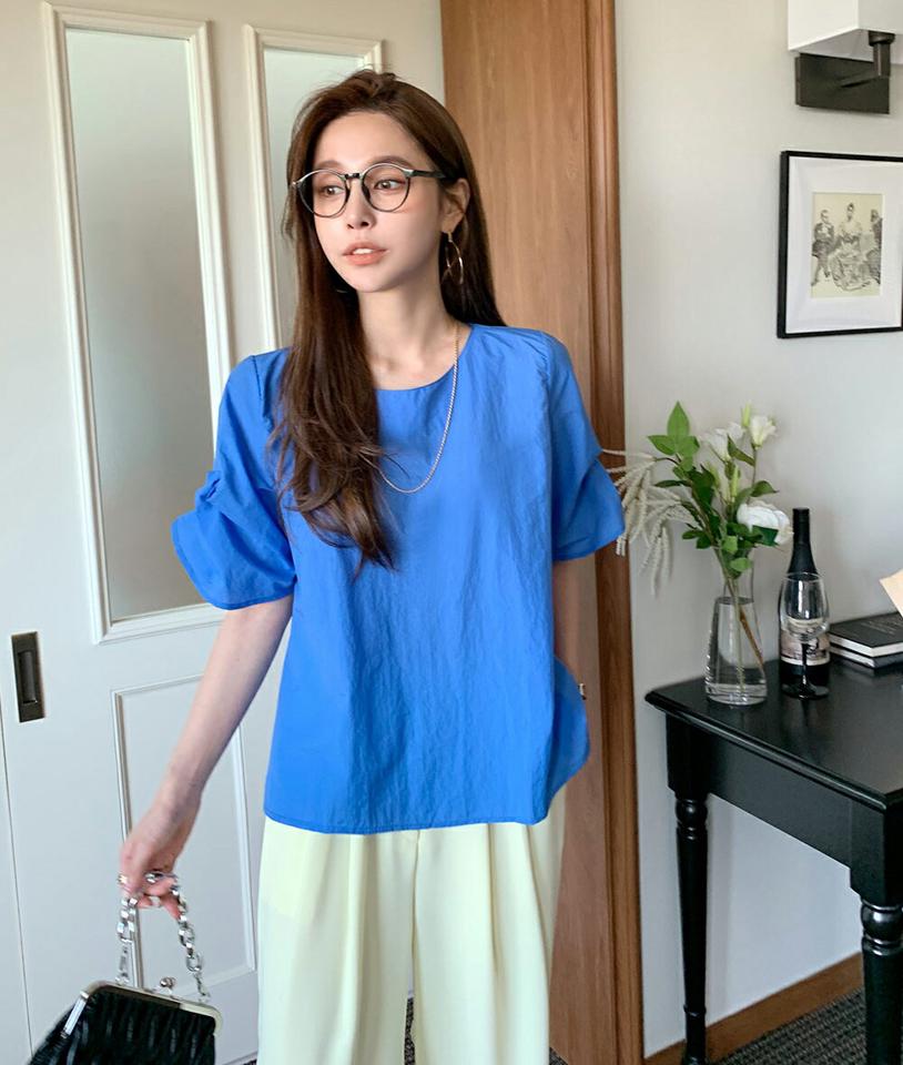 ナイロン混パフスリーブブラウス・全3色・b72669 レディース 【bl】ブラウス トップス 半袖 無地 ユニーク シンプル ベーシック オフィスカジュアル タック 二の腕カバー ナイロン混 春 夏 フェミニン 青 ブルー 韓国ファッション ハイホリHIHOLLI