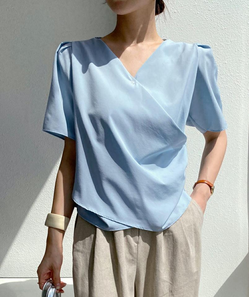 タックカシュクールボタンブラウス・全4色・t72667 レディース 【bl】ブラウス トップス 半袖 単色 無地 シンプル ベーシック カシュクール 光沢 Vネック 鎖骨 デコルテ パフ袖 パフスリーブ 春 夏 大人 ベージュ 韓国ファッション ハイホリHIHOLLI