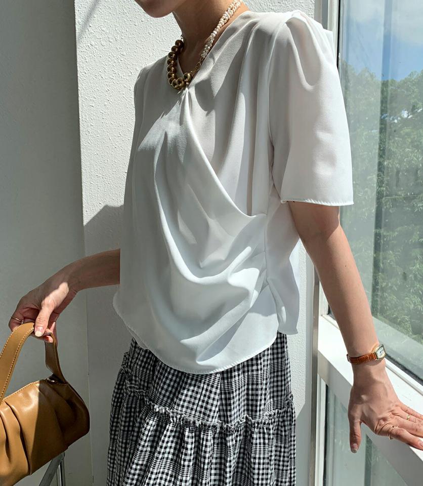 タックカシュクールボタンブラウス・全4色・t72667 レディース 【bl】ブラウス トップス 半袖 単色 無地 シンプル ベーシック カシュクール 光沢 Vネック 鎖骨 デコルテ パフ袖 パフスリーブ 春 夏 大人 ベージュ 韓国ファッション ハイホリHIHOLLI