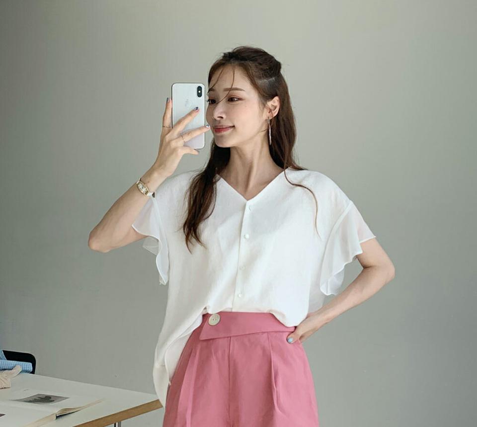 Vネックシフォンフリルブラウス・全3色・t72666 レディース 【bl】ブラウス トップス 半袖 単色 パステル 無地 フリル Vネック デコルテ シフォン バックシャン 二の腕カバー オフィス 春 夏 水色 フェミニン 韓国ファッション ハイホリHIHOLLI