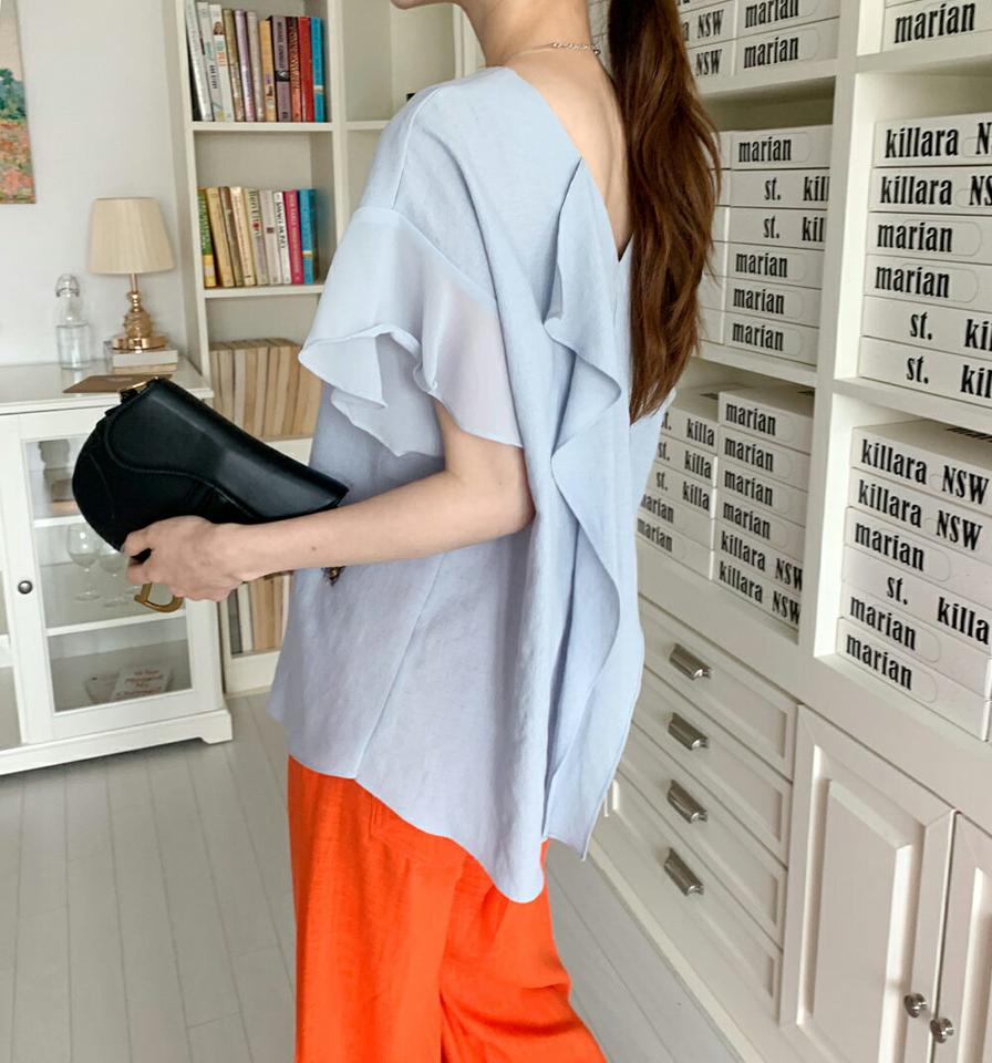 Vネックシフォンフリルブラウス・全3色・t72666 レディース 【bl】ブラウス トップス 半袖 単色 パステル 無地 フリル Vネック デコルテ シフォン バックシャン 二の腕カバー オフィス 春 夏 水色 フェミニン 韓国ファッション ハイホリHIHOLLI