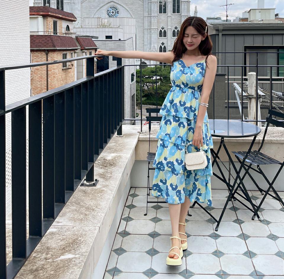 花柄ティアードキャミワンピース・全2色・b00961 レディース 【ops】ワンピース ロング丈 ロングワンピース スリーブレス ノースリーブ キャミソール 花柄 ティアード レトロ かわいい 可愛い カシュクール 大人 青 夏 韓国ファッション