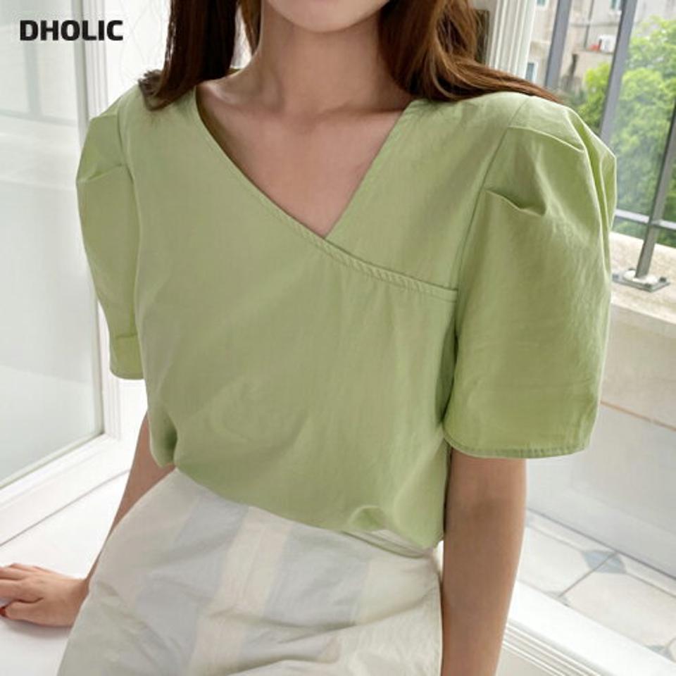 ダイアゴナルネックパフブラウス・全3色・t00949 レディース 【bl】トップス ブラウス 半袖 パフスリーブ デコルテ 鎖骨 単色 無地 シンプル ユニーク パステル 黄緑 大人 コットン 綿 サイドスリット 夏 韓国ファッション