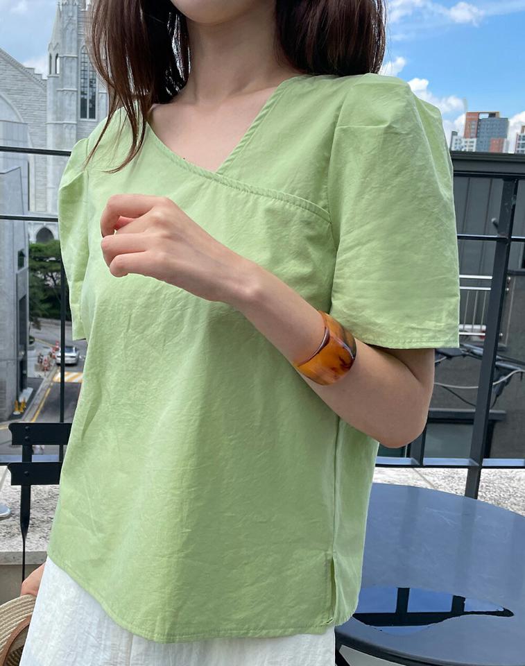 ダイアゴナルネックパフブラウス・全3色・t00949 レディース 【bl】トップス ブラウス 半袖 パフスリーブ デコルテ 鎖骨 単色 無地 シンプル ユニーク パステル 黄緑 大人 コットン 綿 サイドスリット 夏 韓国ファッション