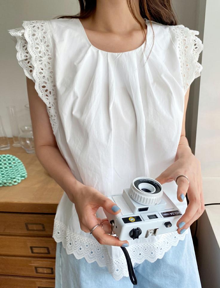 アイレットレースフリルブラウス・全3色・b68186 レディース 【bl】トップス ブラウス スリーブレス ノースリーブ フリル レース 袖コン 二の腕カバー フェミニン かわいい 白 ホワイト ラウンドネック タック 夏 韓国ファッション