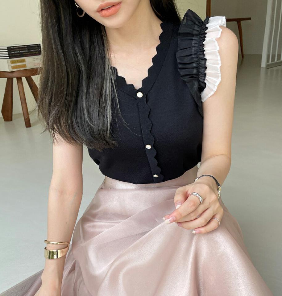【10%OFF】配色フリルニットノースリーブ・全2色・b00890 レディース 【tops】ニット トップス ノースリーブ スリーブレス 配色 柄 模様 ボタン フリル ニット デコルテ シアー 春 夏 フェミニン 白 モノトーン サマーニット 韓国ファッション ハイホリHIHOLLI セール SALE