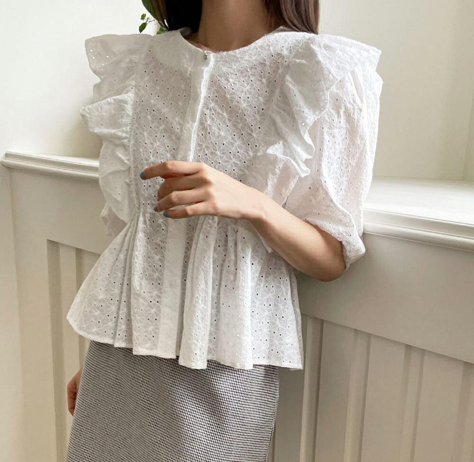 花柄アイレットレースペプラムブラウス・全2色・b00998 レディース 【bl】トップス ブラウス 半袖 ハーフスリーブ ペプラム パフスリーブ お腹カバー 総レース フェミニン かわいい 体型カバー ガーリー 襟 フリル 二の腕カバー 白 夏 韓国ファッション