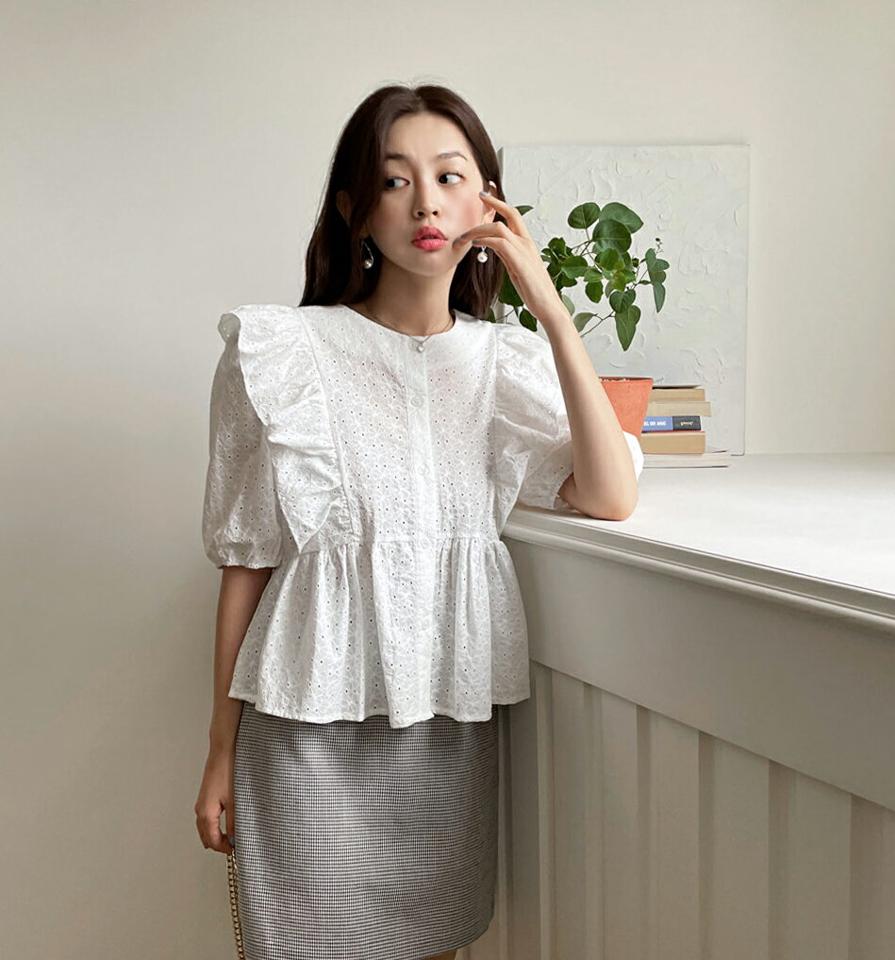 花柄アイレットレースペプラムブラウス・全2色・b00998 レディース 【bl】トップス ブラウス 半袖 ハーフスリーブ ペプラム パフスリーブ お腹カバー 総レース フェミニン かわいい 体型カバー ガーリー 襟 フリル 二の腕カバー 白 夏 韓国ファッション